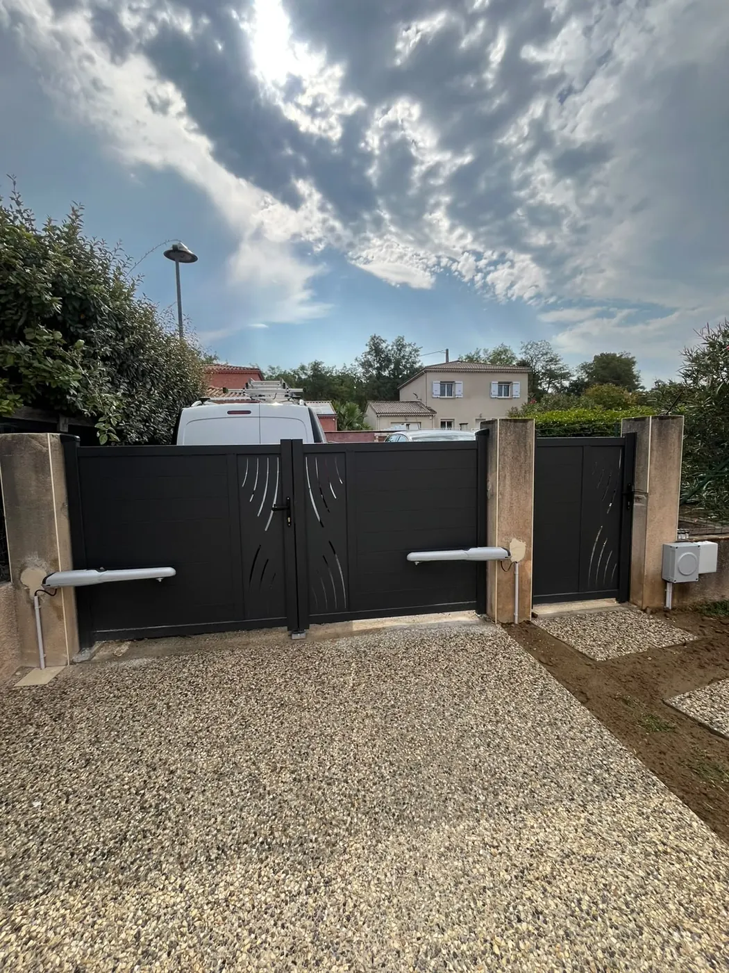 Portail battant aluminium motorisé par vérins avec portillon à gâche électrique