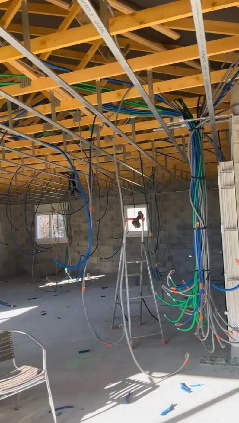 Pose des gaines électriques dans une maison neuve de 100 m²