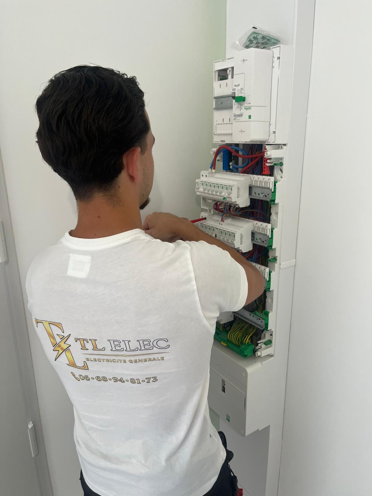Tino, électricien TL ELEC, en intervention sur un tableau Schneider