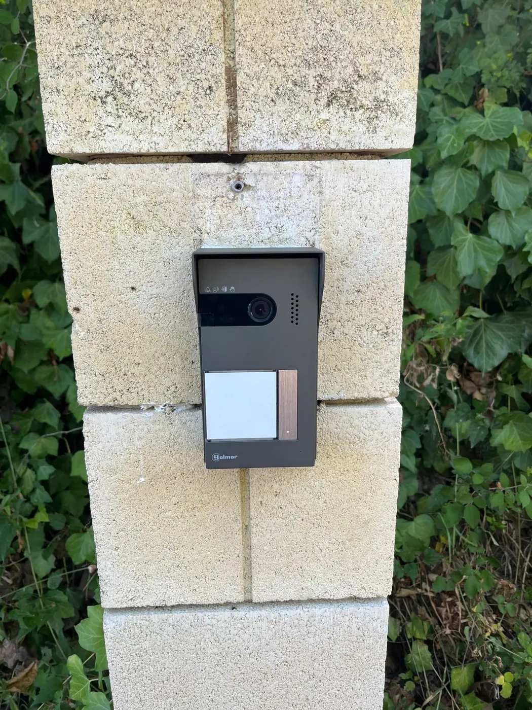 Platine de rue visiophone Golmar posée sur pilier